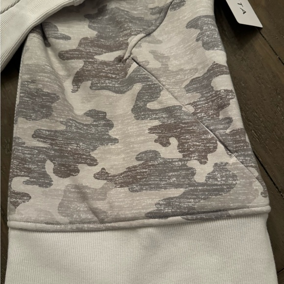 NWT Athleta Triumph Printed Hoodie - Medium - Picture 12 of 13